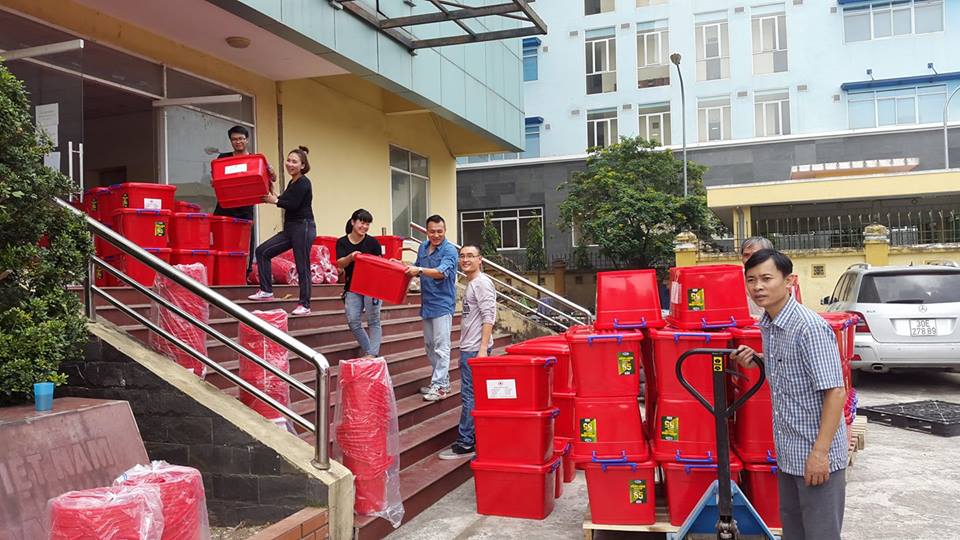 Những thùng hàng gia đình cứu trợ đồng bào vùng lũ  của Hội Chữ thập đỏ Việt Nam